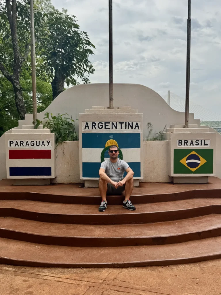 Il cippo del triplice confine fra Argentina, Brasile e Paraguay. Novembre 2024.