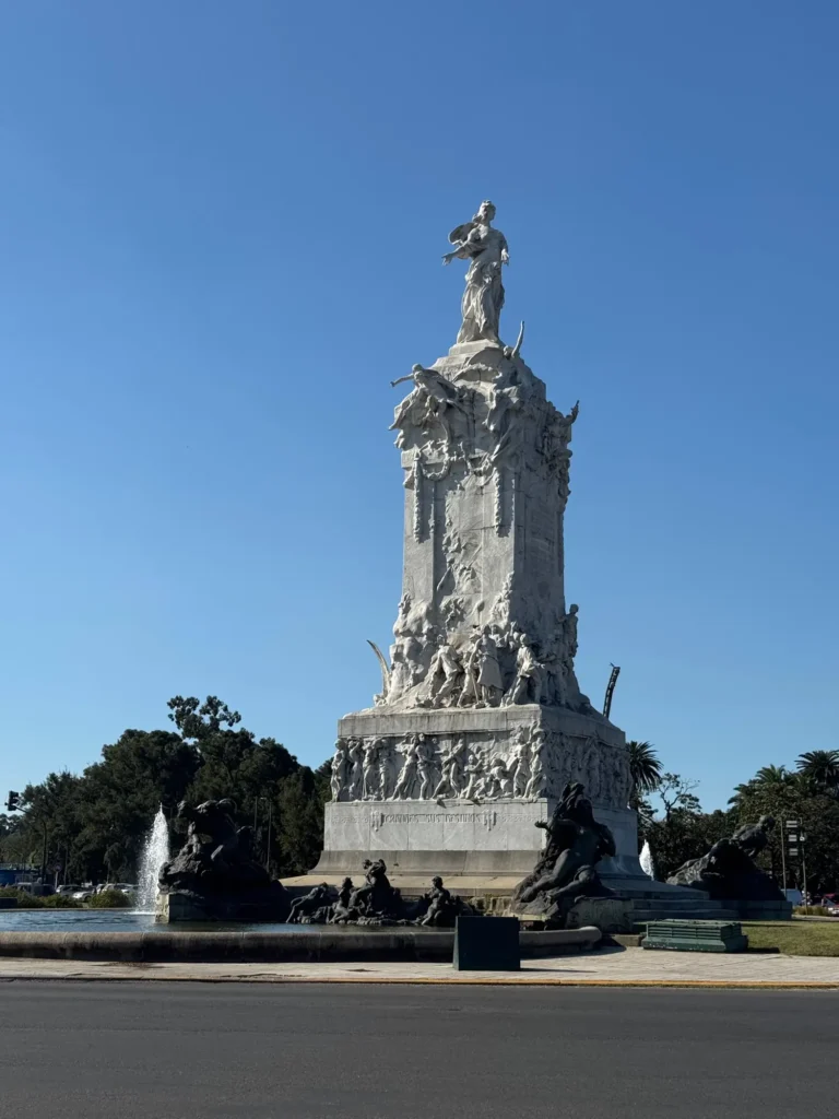 Il Monumento de los Españoles, nei parchi di Palermo a Buenos Aires. Ottobre 2024.