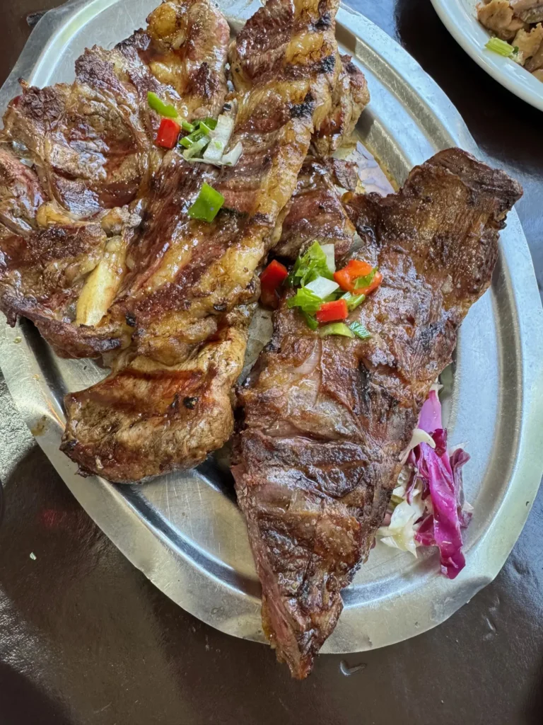 Una bistecca argentina, che è il motivo per cui si torna. Ottobre 2024.