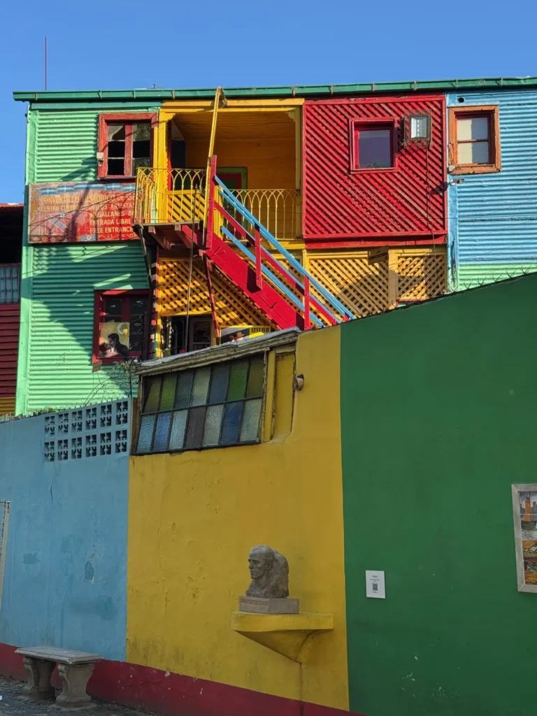 Le case di lamiera colorata del Caminito, a La Boca. Ottobre 2024.