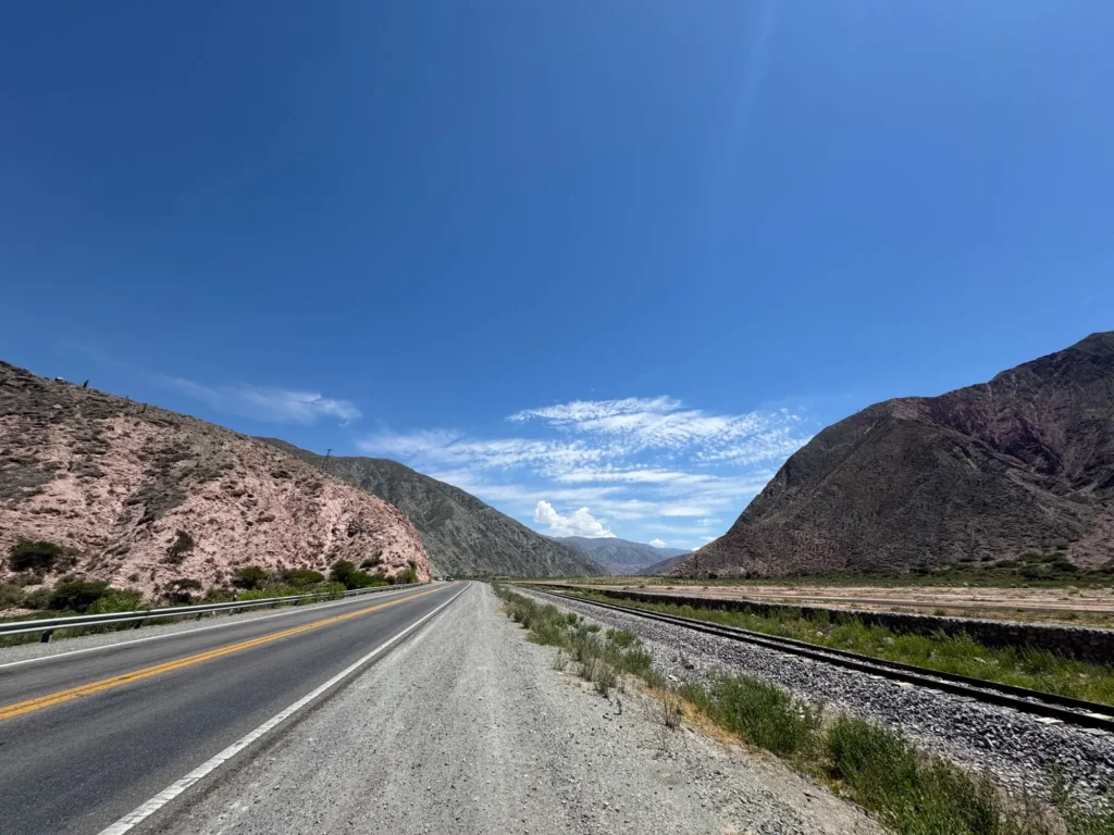 La strada che sale verso Purmamarca, in Jujuy. Novembre 2024.