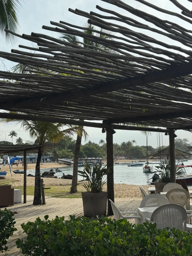 Un chiosco sulla spiaggia di Ilhabela, con i tavoli all’ombra. Novembre 2025.