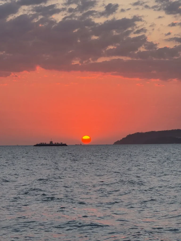 Il tramonto sul canale di São Sebastião, davanti a Ilhabela. Novembre 2025.