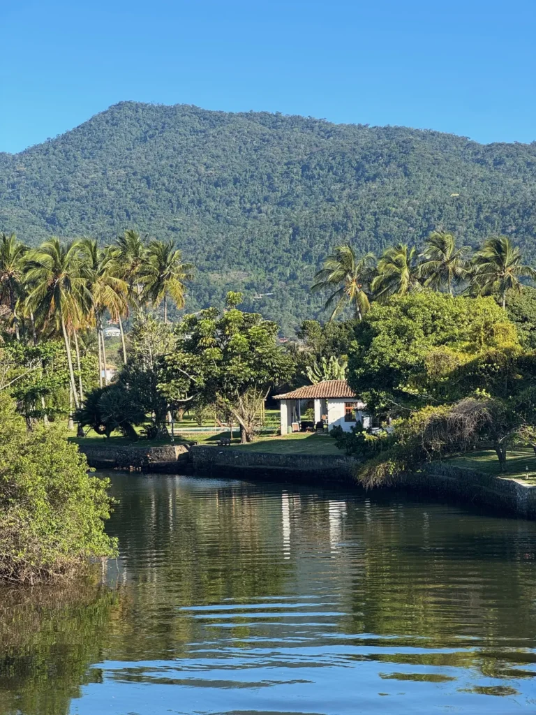 Dietro la costa, Ilhabela sale oltre i mille metri di foresta. Novembre 2025.