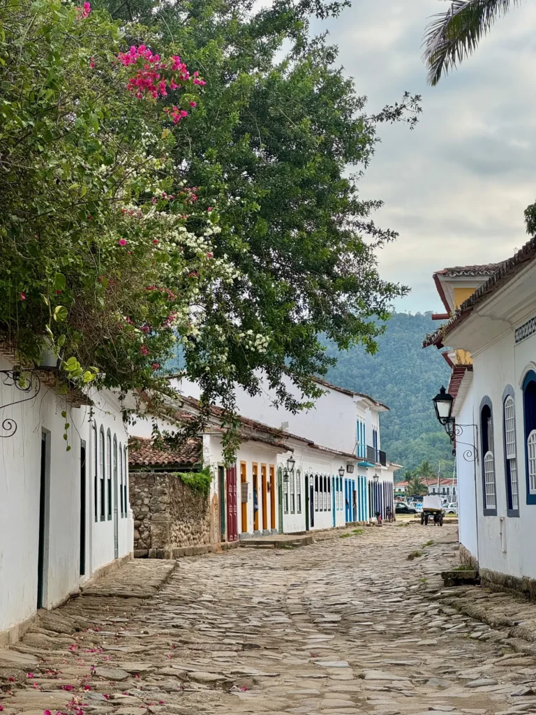 Le strade di Paraty sono lastricate e chiuse alle auto. Dicembre 2025.