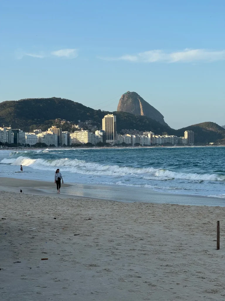 Copacabana d’inverno, con il Pan di Zucchero in fondo. Agosto 2024.