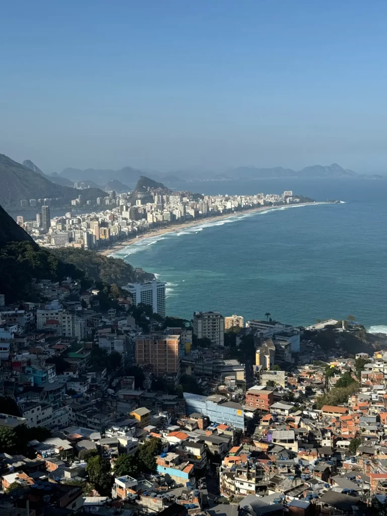 Leblon e Ipanema visti dall’alto del Vidigal. Agosto 2024.