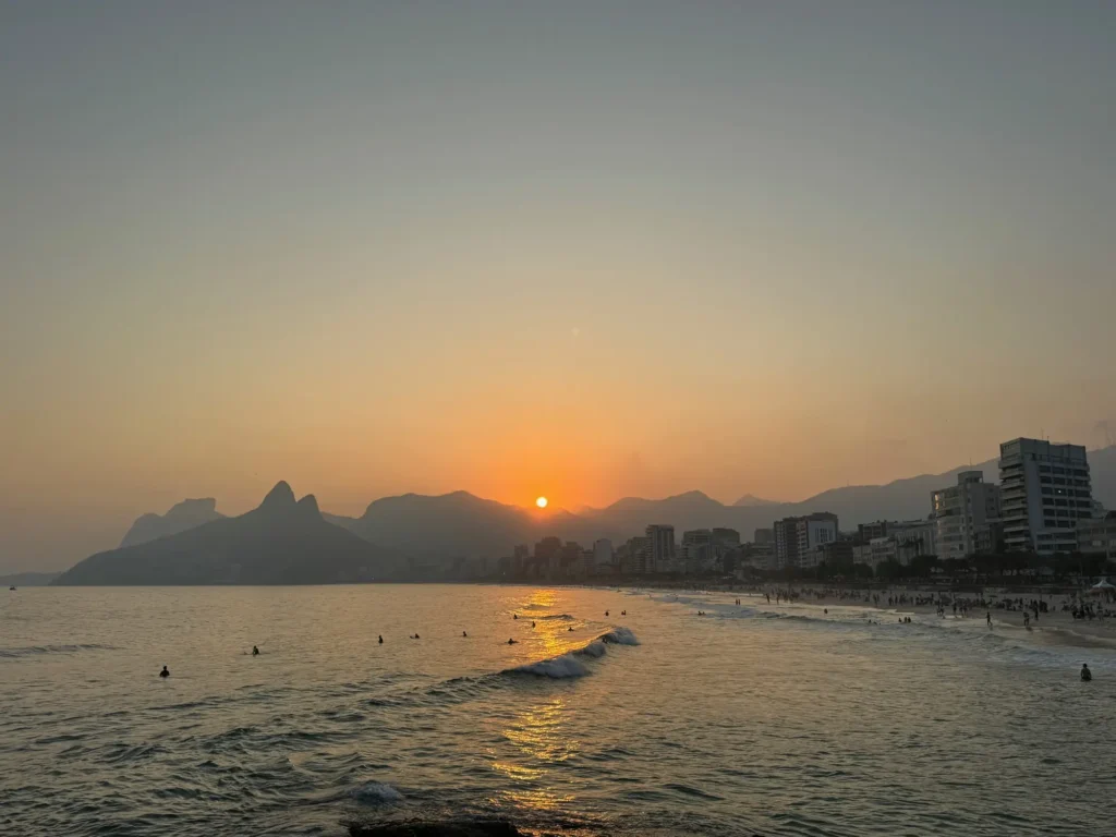 Il sole che cala dietro i Dois Irmãos, da Ipanema. Agosto 2024.