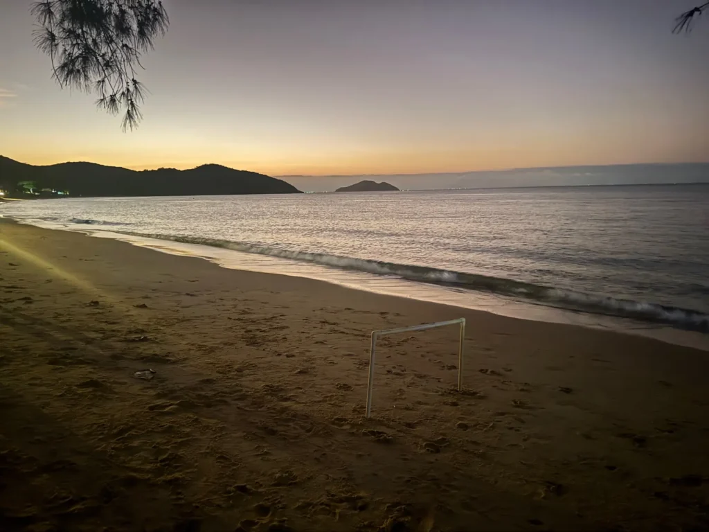 Una porta da calcio sulla spiaggia di Búzios al tramonto. Agosto 2024.