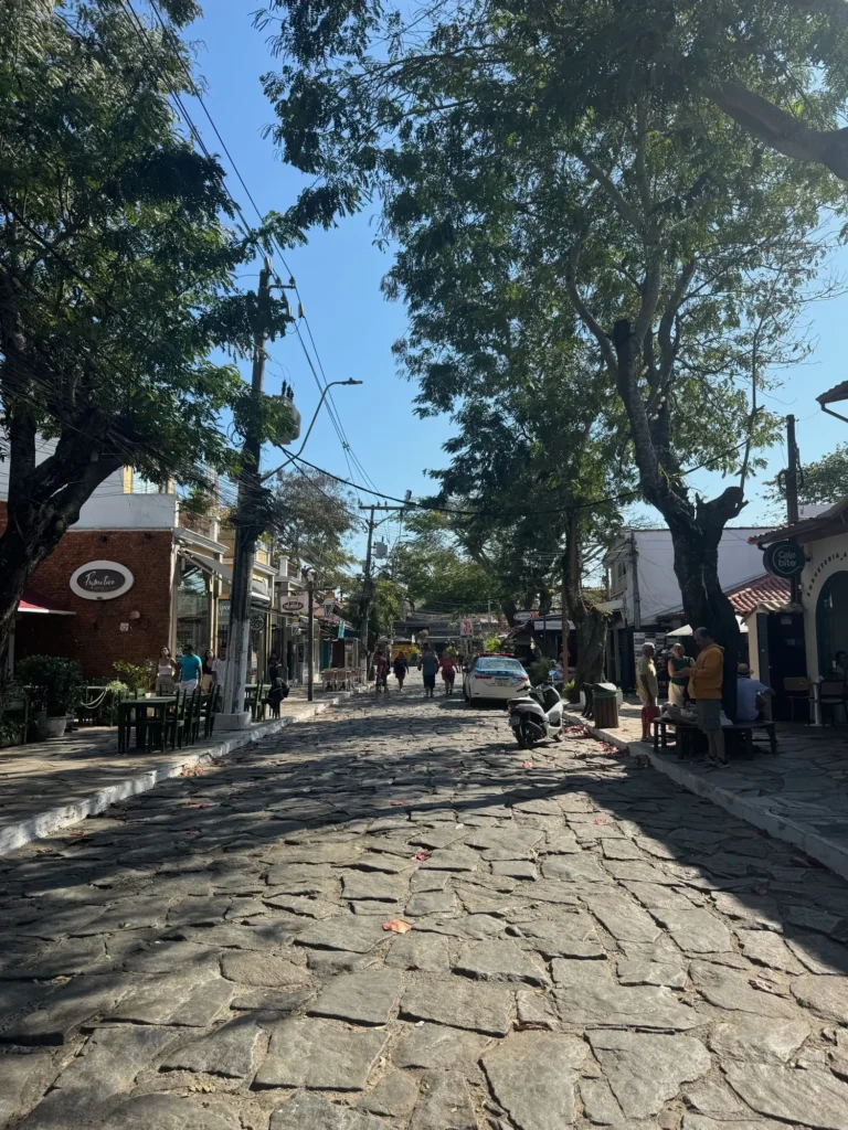 La Rua das Pedras, la strada del centro di Búzios. Settembre 2024.