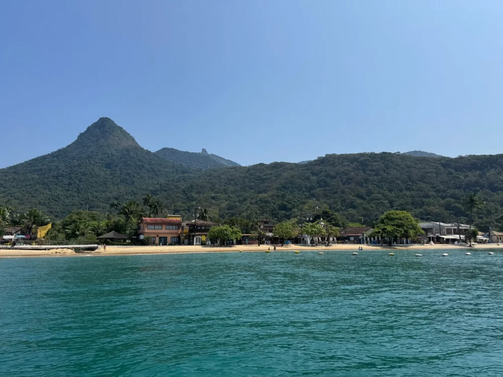 Vila do Abraão, l’unico paese di Ilha Grande, vista dal mare. Settembre 2024.