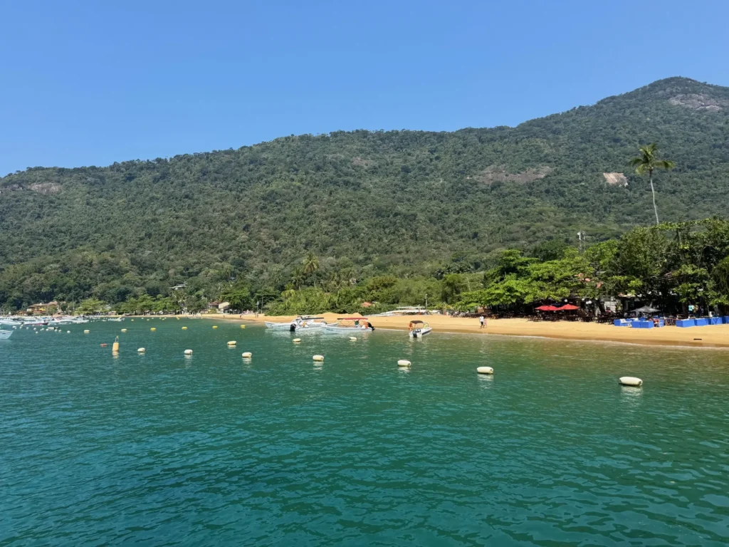 La spiaggia davanti al paese, a Ilha Grande. Settembre 2024.
