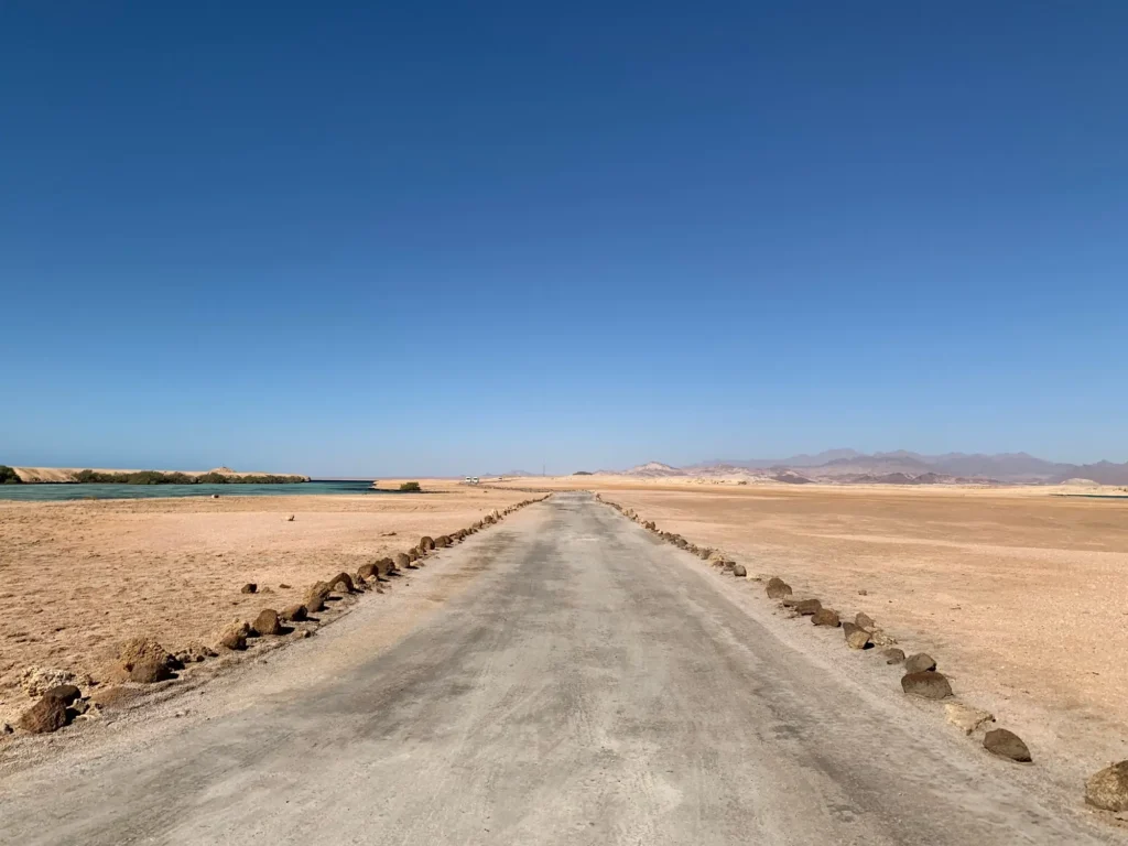 La strada che scende verso Ras Mohammed, alla punta sud del Sinai. Dicembre 2018.