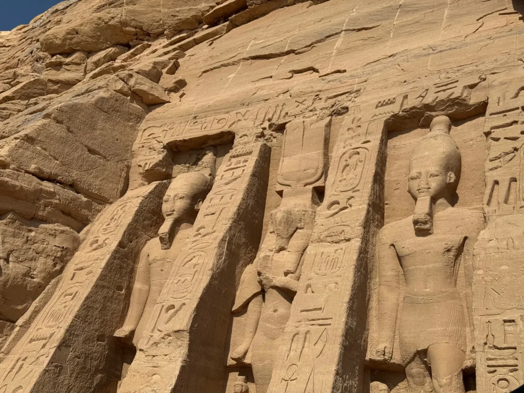 Il tempio piccolo di Abu Simbel, quello di Nefertari. Ottobre 2023.