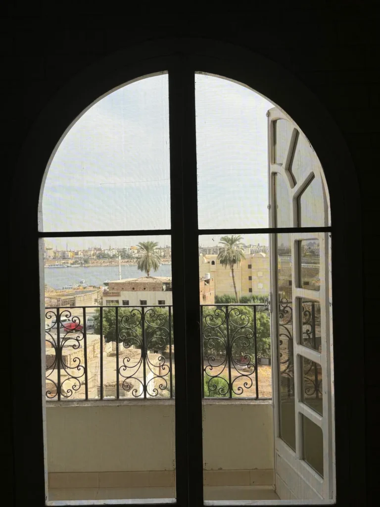 La finestra della stanza, sul Nilo a Luxor. Ottobre 2023.