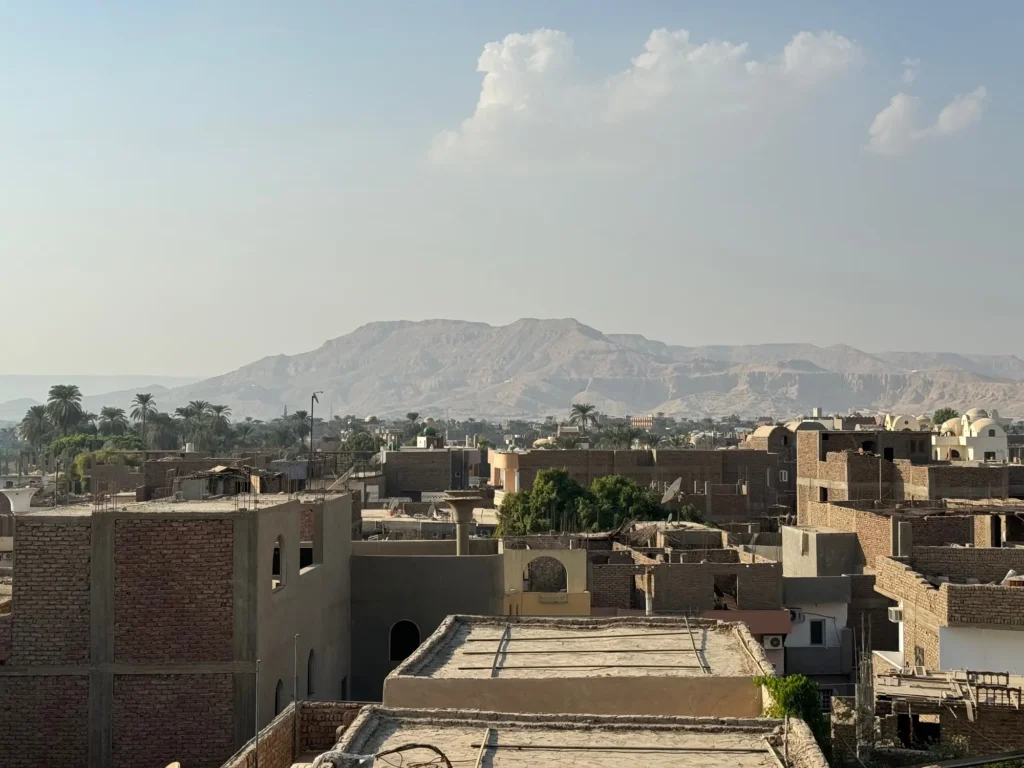 I tetti di Kurna e le colline tebane, sulla riva ovest di Luxor. Ottobre 2023.