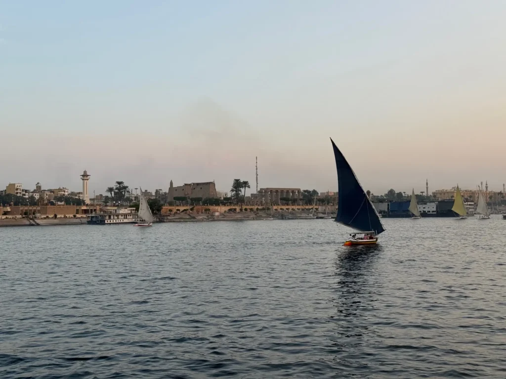 Una feluca a vela nera davanti a Luxor. Ottobre 2023.