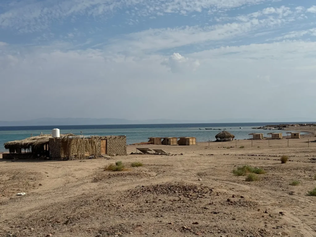 Le capanne del campo beduino alla Blue Lagoon, a nord di Dahab. Novembre 2023.