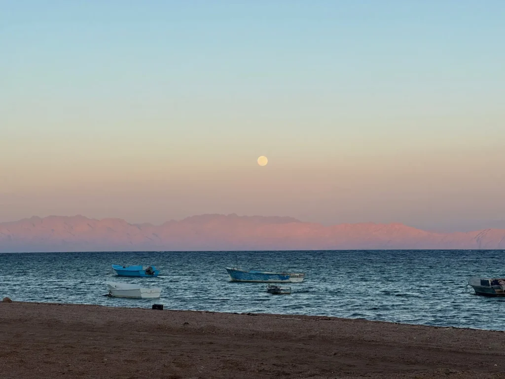 La luna sopra le montagne dell’Arabia Saudita, dalla spiaggia di Dahab. Dicembre 2023.