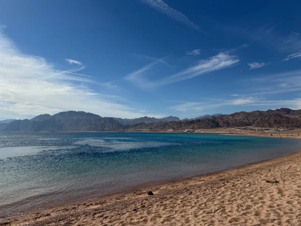 La laguna di Dahab e le montagne del Sinai. Gennaio 2024.