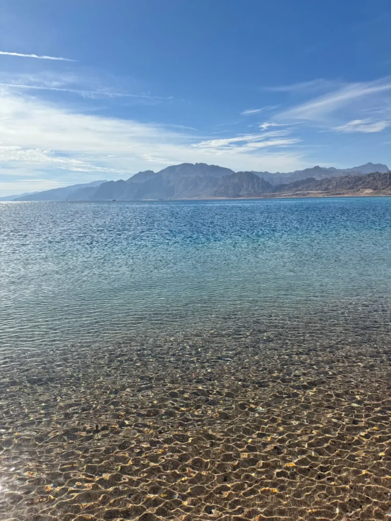 L’acqua della laguna di Dahab, dove si tocca per decine di metri. Gennaio 2024.