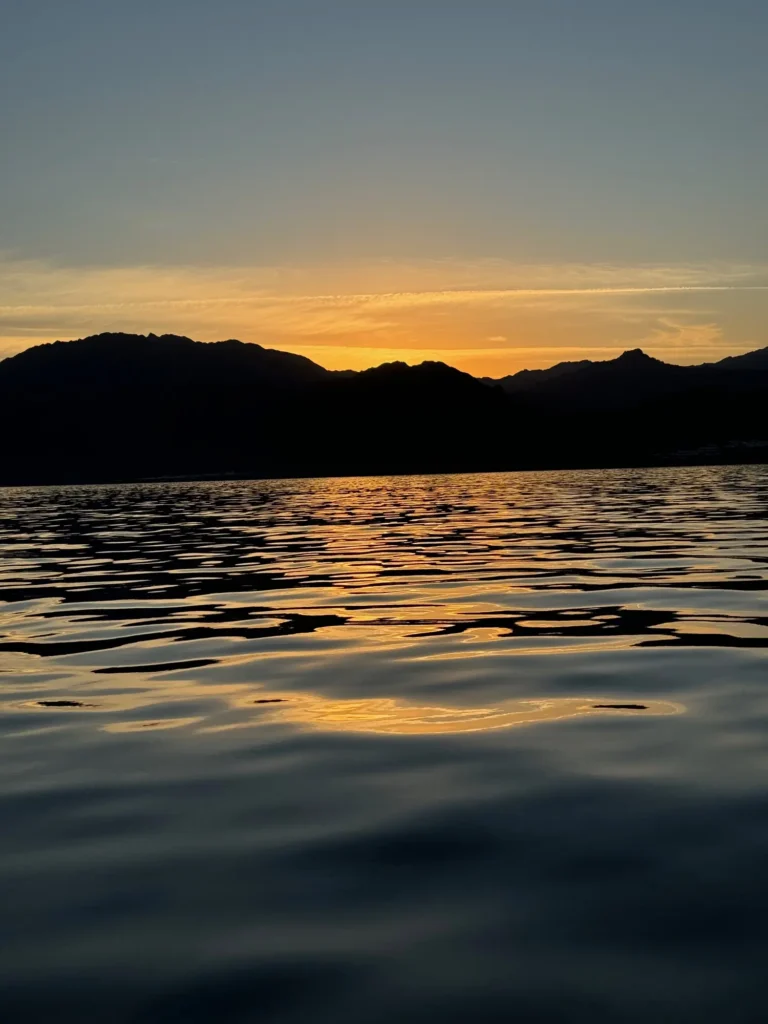 Il tramonto dietro le montagne del Sinai, dalla laguna di Dahab. Gennaio 2024.