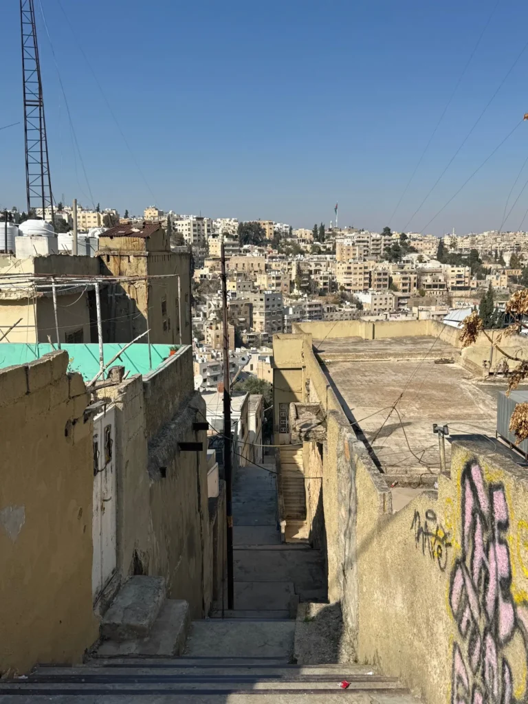 Le scale fra le case di Amman, che è costruita su sette colline. Febbraio 2025.