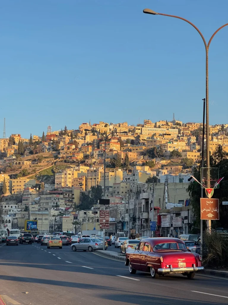 Il traffico e la collina di Jabal Amman, dal centro. Febbraio 2025.
