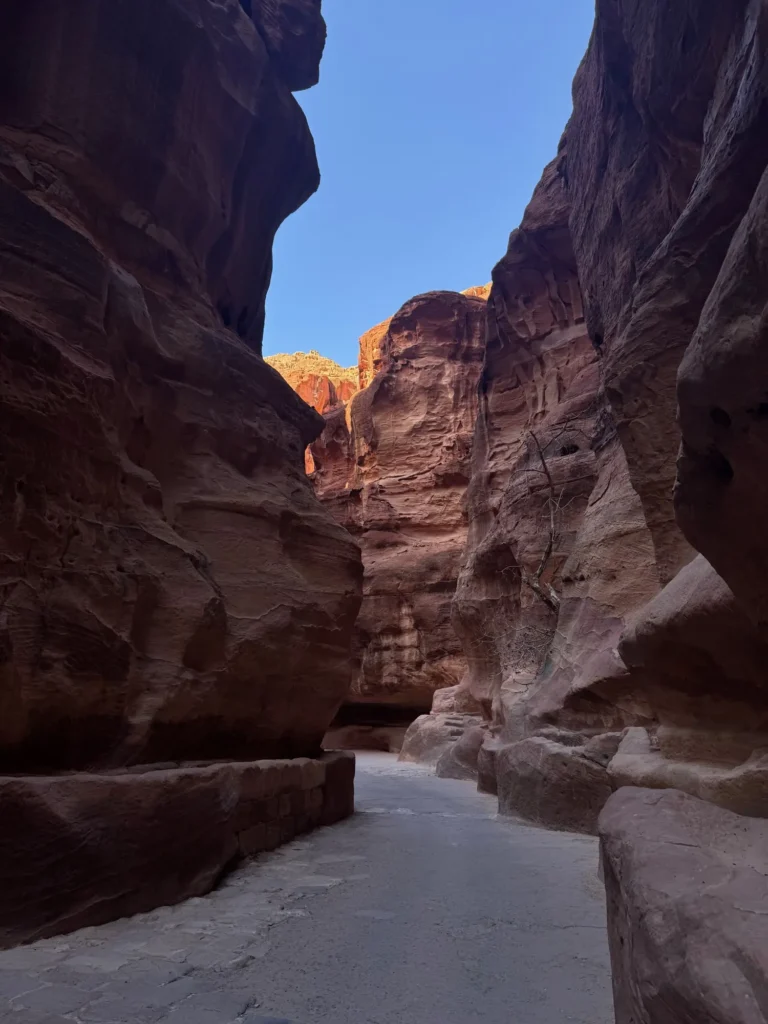 La strada dentro il Siq, un chilometro e mezzo di gola. Marzo 2025.