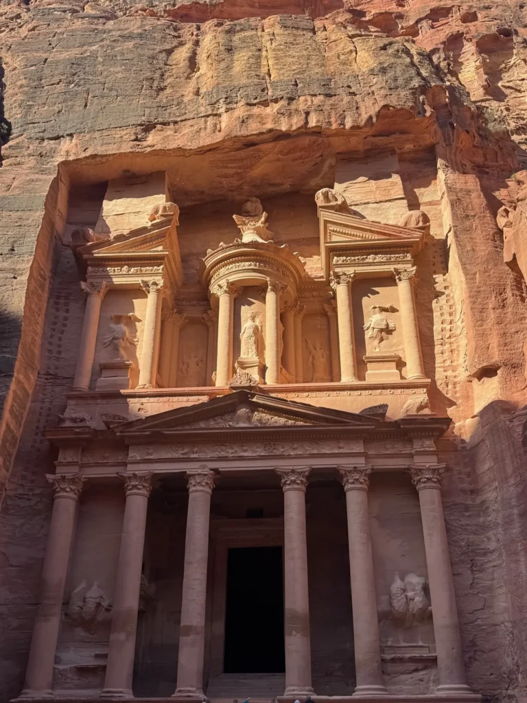 Il Tesoro, cioè Al-Khazneh, alla fine del Siq. Marzo 2025.