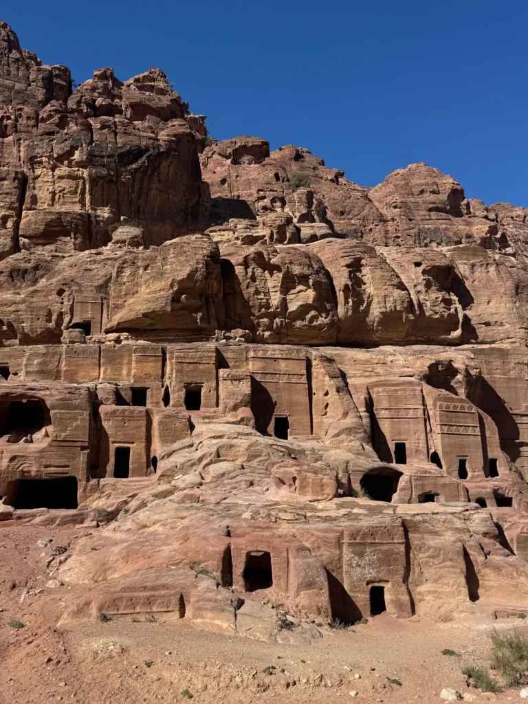 Le facciate delle tombe scavate nella roccia a Petra. Marzo 2025.