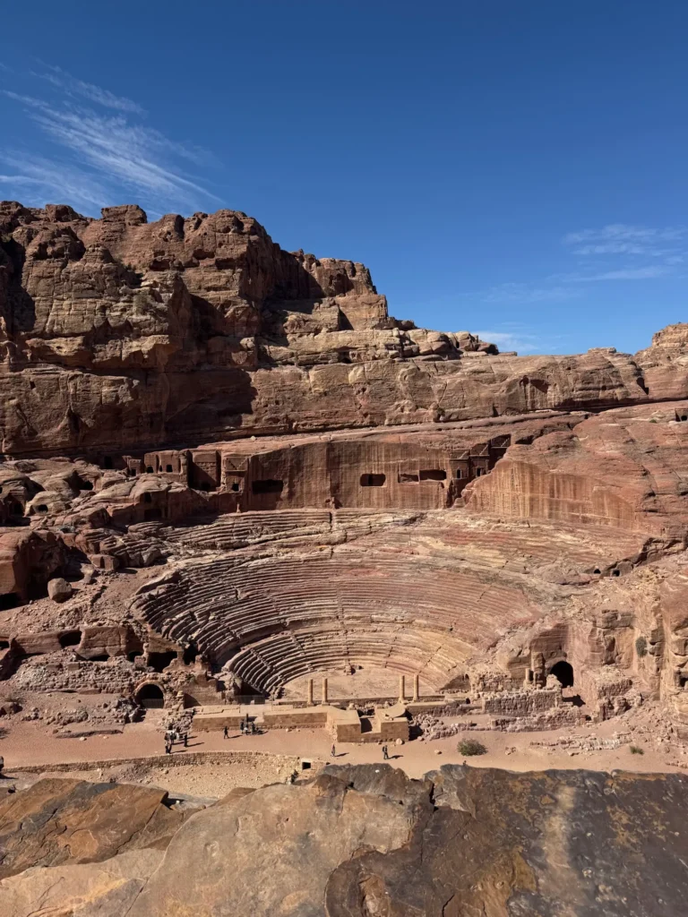 Il teatro nabateo di Petra, ricavato scavando la montagna. Marzo 2025.