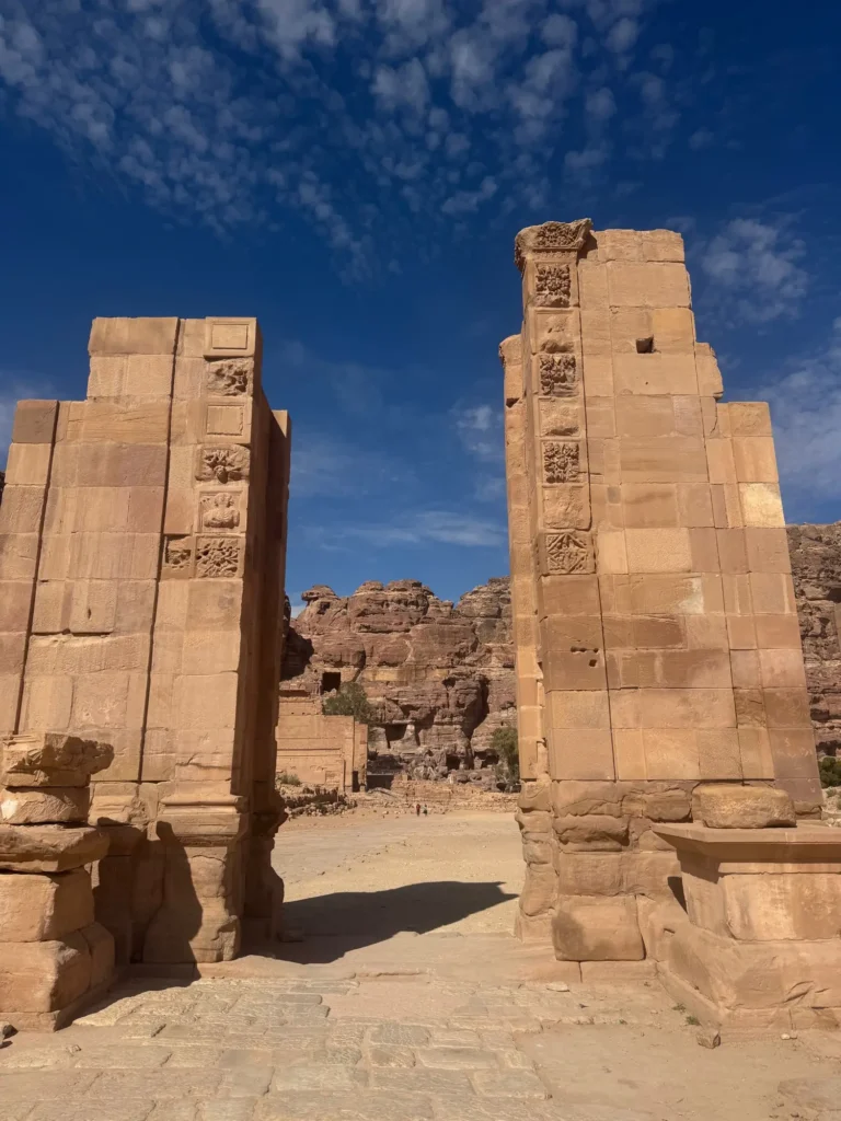 I pilastri del Grande Tempio, lungo la via colonnata. Marzo 2025.