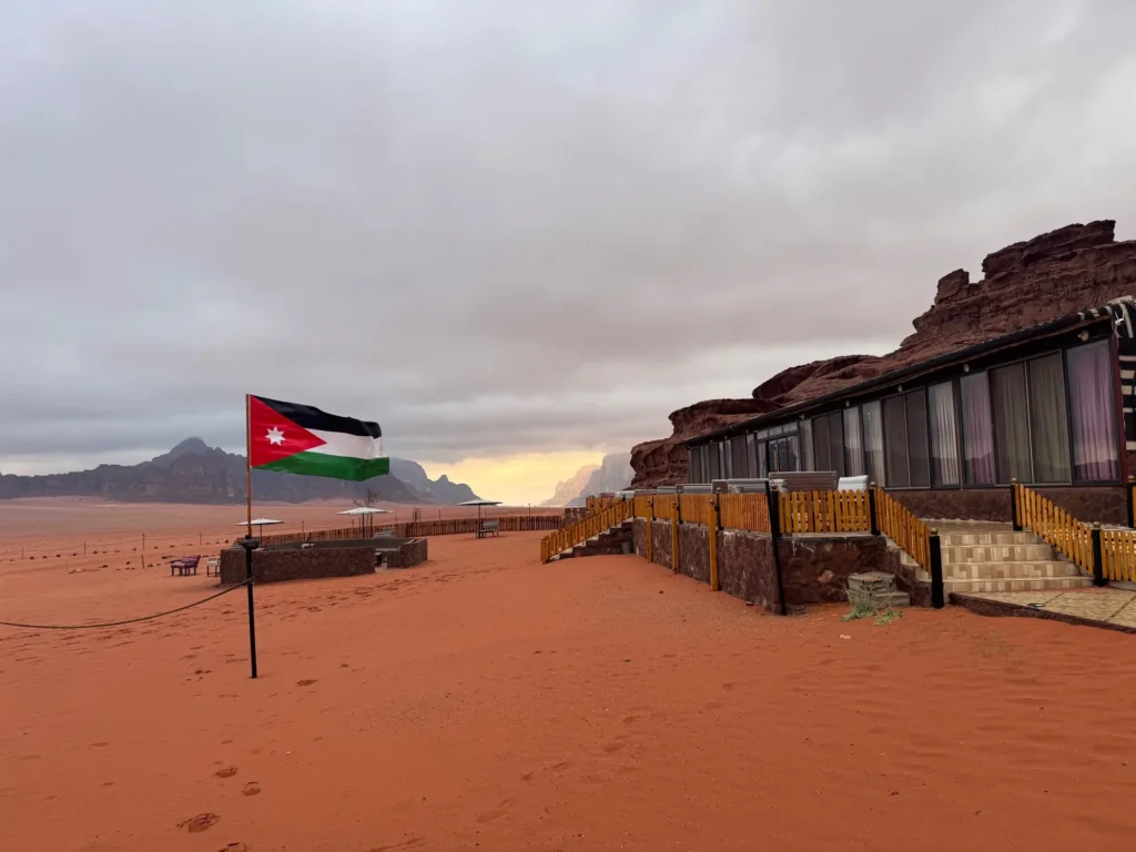 Il campo nel deserto del Wadi Rum, con la bandiera giordana. Marzo 2025.