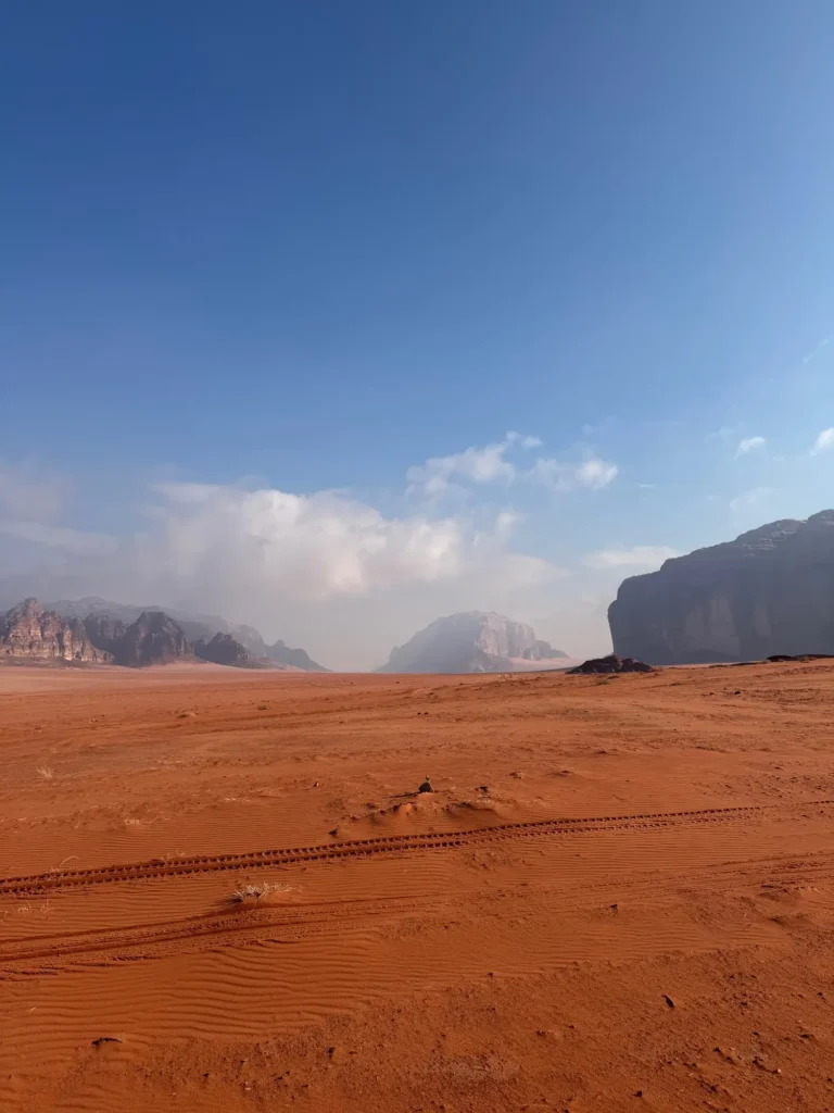 Le tracce dei fuoristrada sulla sabbia rossa del Wadi Rum. Marzo 2025.