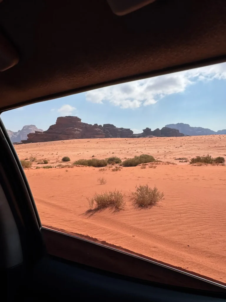 Il deserto dal finestrino del fuoristrada, l’unico modo per girarlo. Marzo 2025.