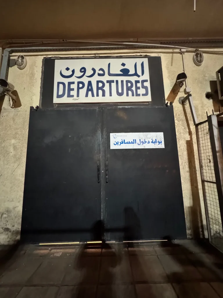 La porta delle partenze al terminal dei traghetti di Aqaba. Marzo 2025.
