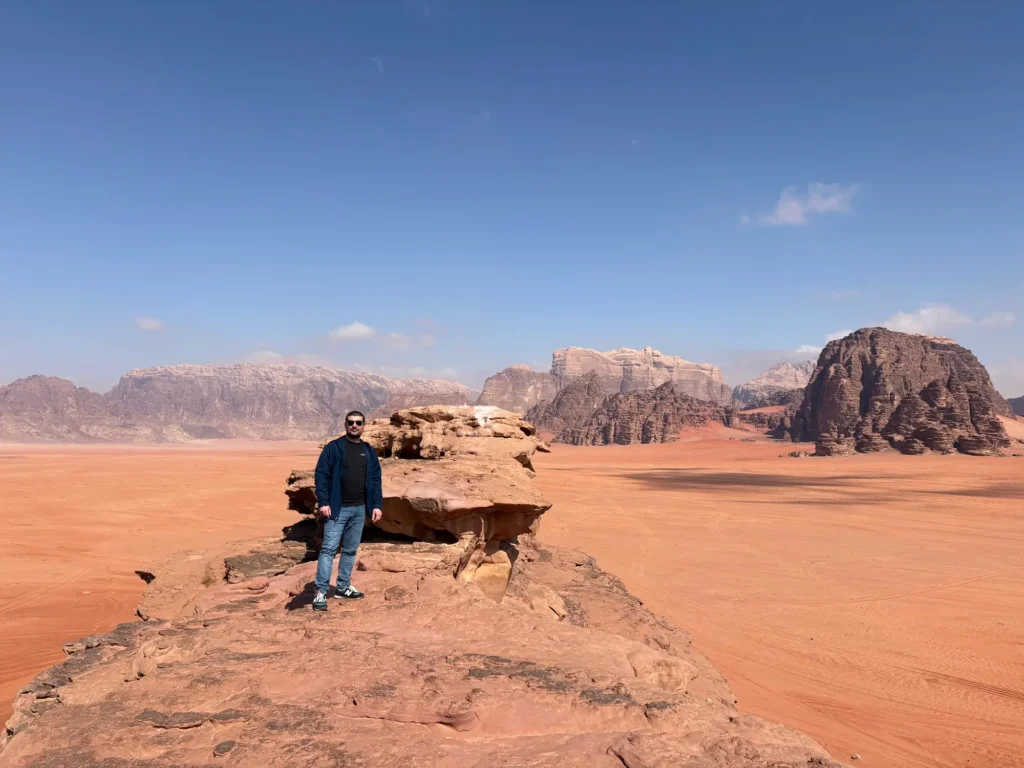 In piedi su una roccia del Wadi Rum, per capire la scala. Marzo 2025.