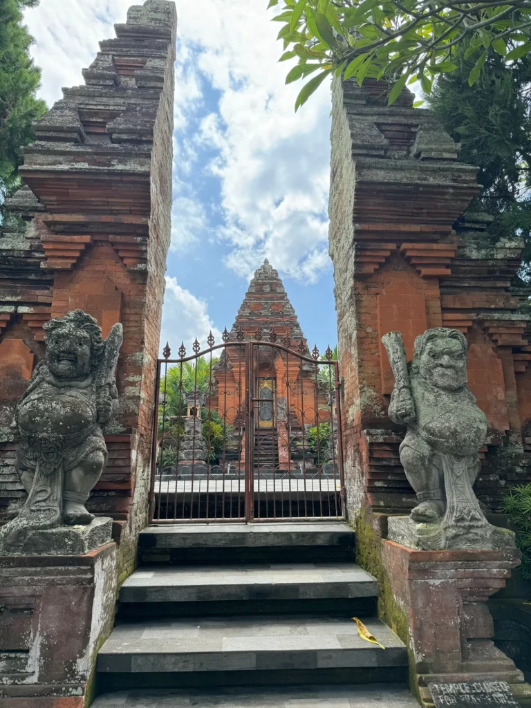 La porta di un tempio a Ubud, con i guardiani di pietra ai lati. Febbraio 2024.