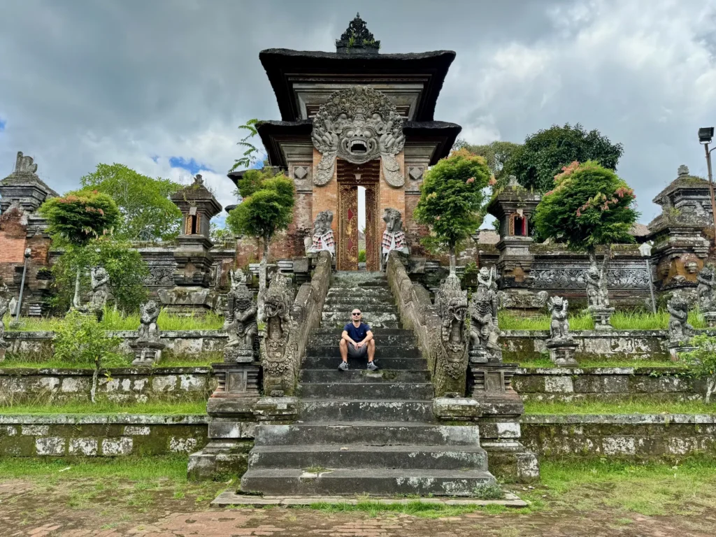 Le scale di un tempio balinese, per dare la scala. Febbraio 2024.