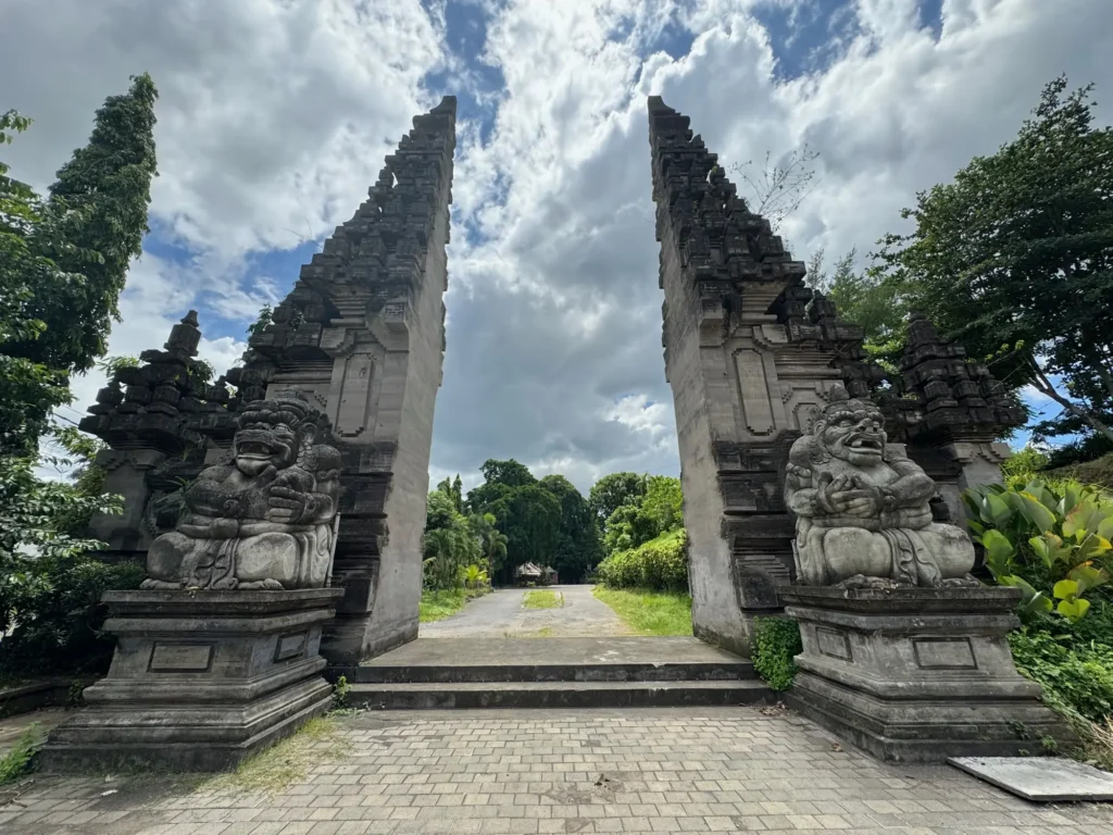 Il candi bentar, la porta spezzata dei templi balinesi. Febbraio 2024.