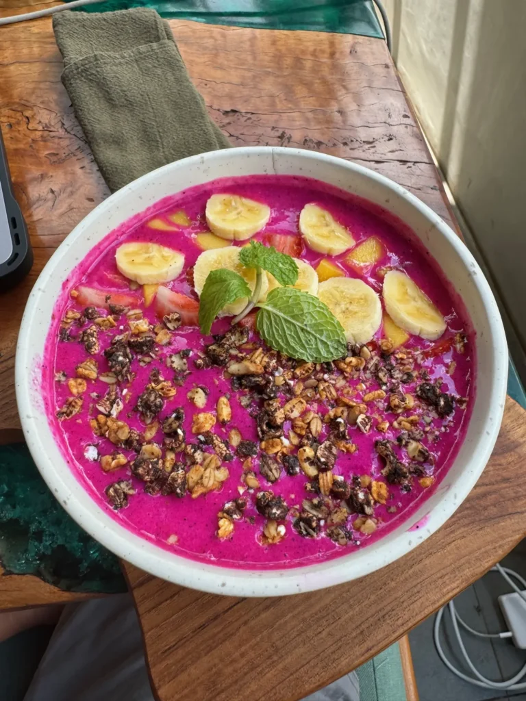 Colazione e portatile a Ubud, che è il motivo per cui la gente ci resta. Febbraio 2024.