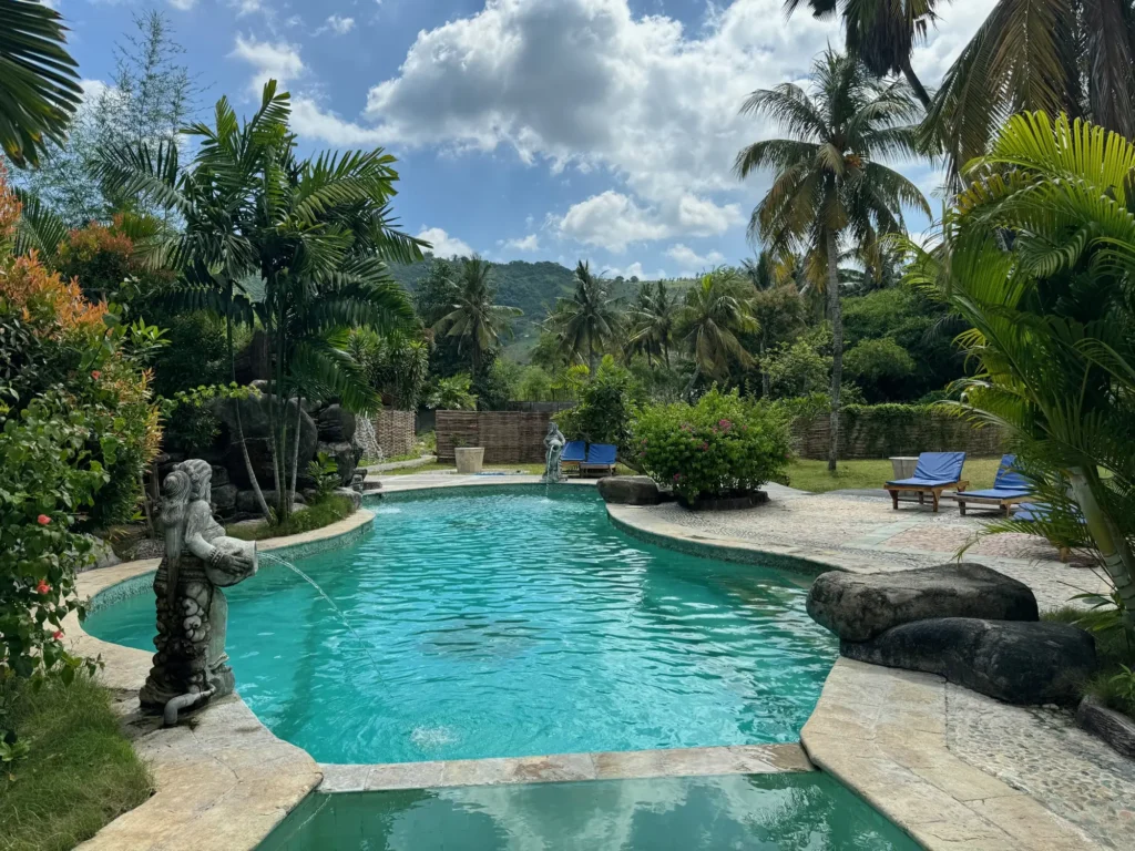 La piscina di un resort a Kuta Lombok. Febbraio 2024.