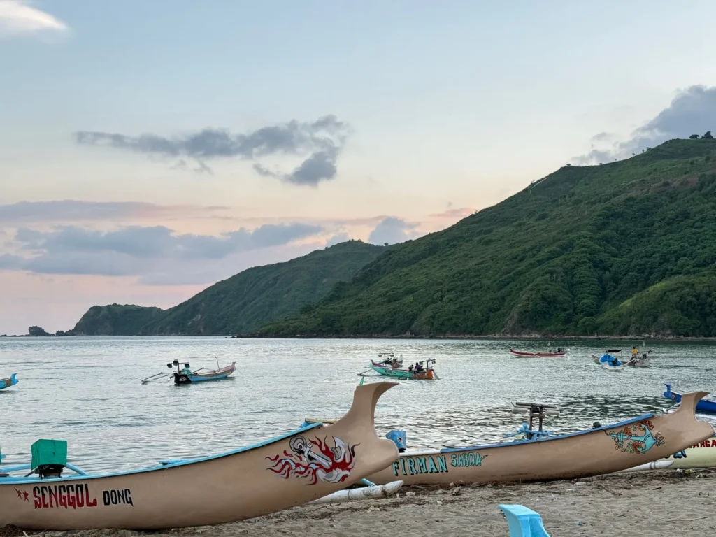 Una barca da pesca sulla spiaggia di Kuta Lombok al tramonto. Febbraio 2024.