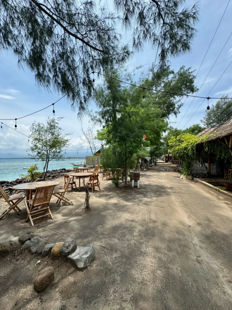 La strada principale di Gili Air, con i tavolini e le lucine. Febbraio 2024.