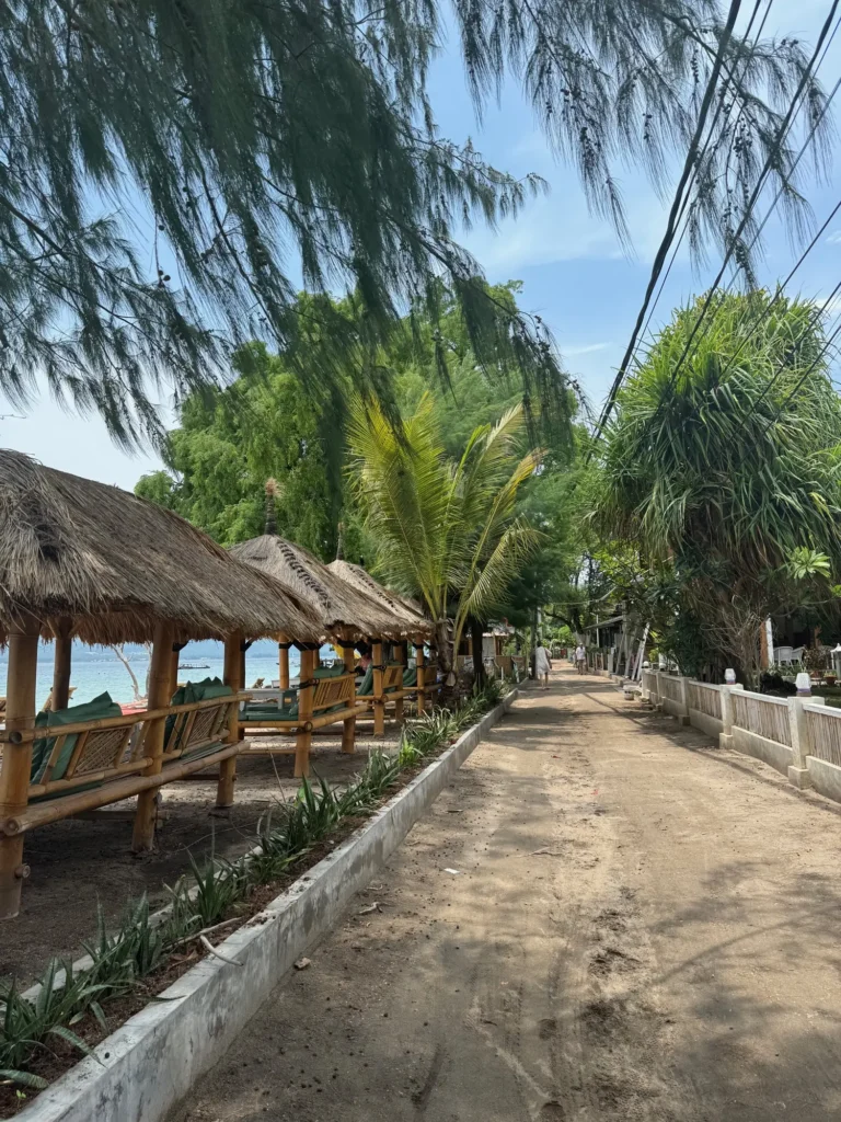 Le strade di Gili Air sono di sabbia: sull’isola non ci sono auto. Febbraio 2024.