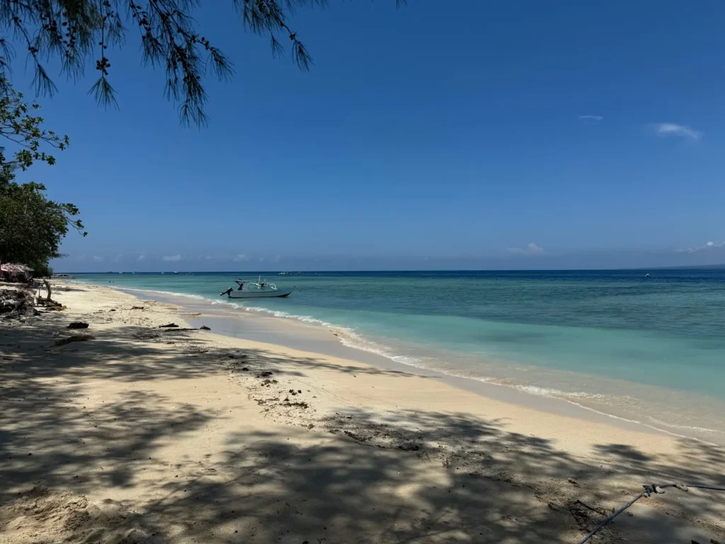 La spiaggia di Gili Air verso ovest. Febbraio 2024.