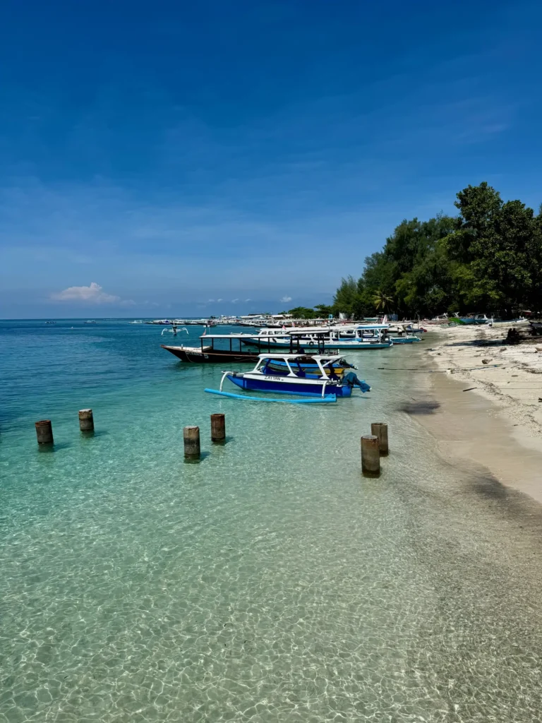 Le barche davanti a Gili Air, con l’acqua che si tocca per decine di metri. Marzo 2024.