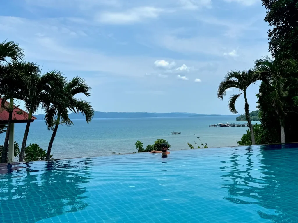 La piscina vista mare di Ko Mak, maggio 2024