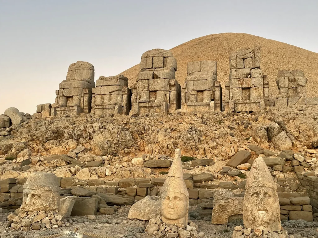 Le teste giganti del Nemrut Dağı, a duemila metri. Luglio 2022.